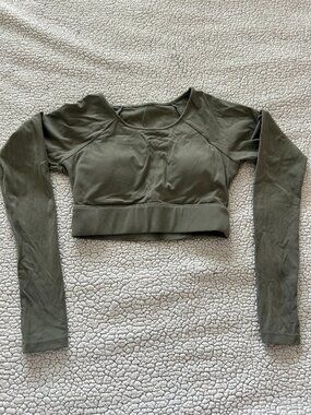 Acta -- green crop athletic long sleeve, back cut out, with thumb holes